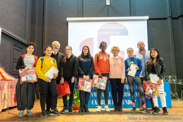Ana María Sibouh, Sabrina Mulero y Marta Sabiote ganan los Premios María Jesús Huertas a la Educación para la Convivencia