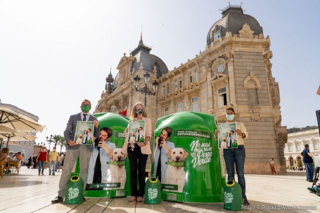 Cartagena reafirma su compromiso con el reciclaje de vidrio participando en la campaña 'No seas más raro que un perro verde'