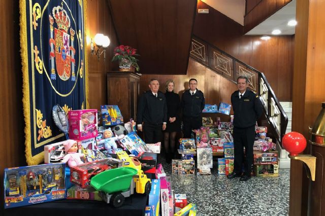 La Armada recauda 700 juguetes para la campaña municipal navideña ´Juguetea´