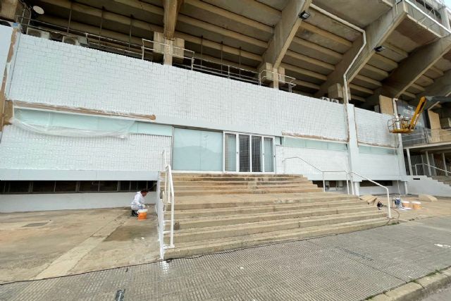 El Ayuntamiento retira las letras y el escudo de Cartagena del Estadio Municipal Cartagonova para proceder a su restauración
