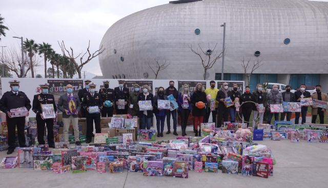 La APC dona 400 juguetes a la campaña Juguetea impulsada por el Ayuntamiento de Cartagena