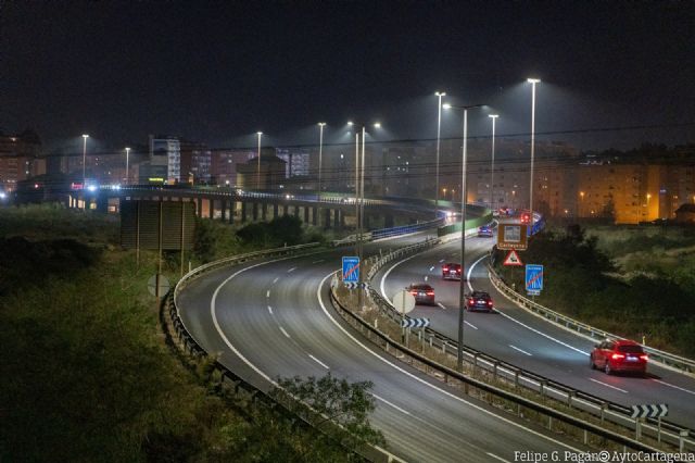 La nueva iluminación de la autovía da la bienvenida a los cartageneros que vuelven por Navidad