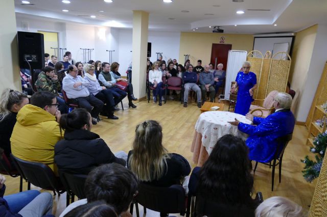 Los mayores del grupo de teatro Aljorra Bella actúan en una para los jóvenes del ISEN 