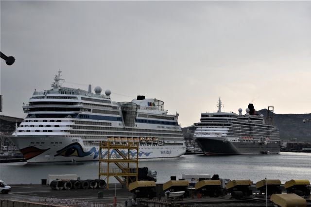 El Puerto de Cartagena recibe la primera doble escala de cruceros del año con 1.670 pasajeros