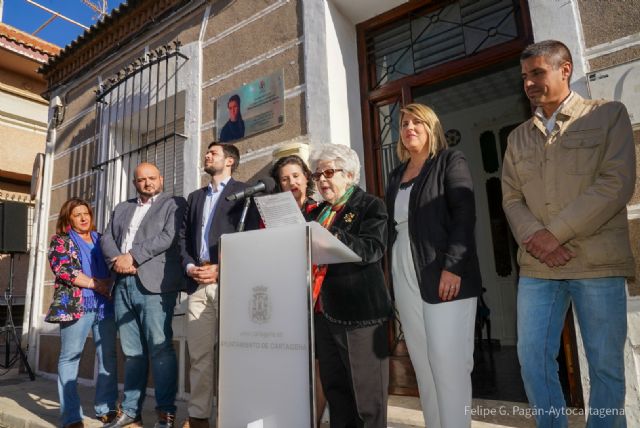 Cartagena rinde homenaje a la poeta María Teresa Cervantes con una placa en su domicilio de Los Dolores
