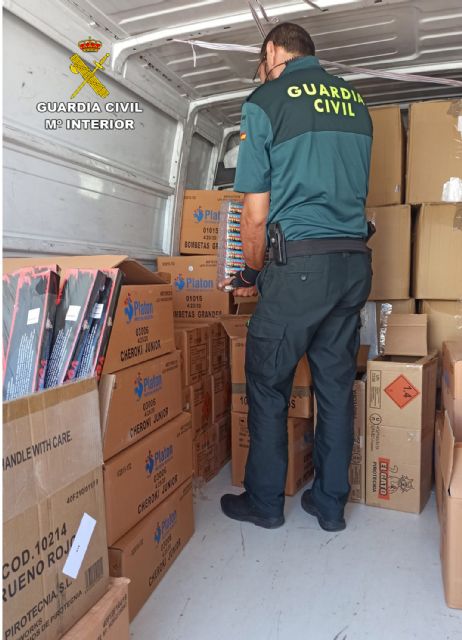 La Guardia Civil interviene más de 200.000 artículos pirotécnicos en un establecimiento comercial temporal