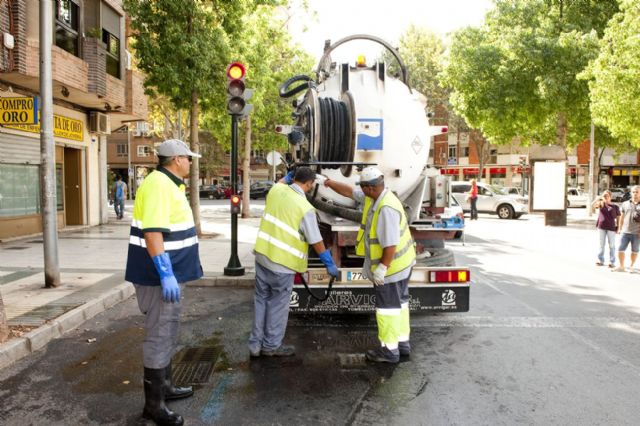 El Ayuntamiento intensifica la limpieza de imbornales de la red de drenaje para minimizar el impacto de ´La gota fría´
