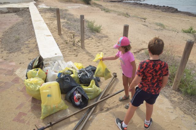 Surfing for Science en Mednight: recogen basura y muestras de microplásticos en Calarreona