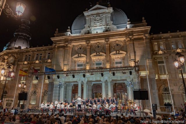 La Banda del Tercio de Levante y el Orfeón de Veteranos interpretaron música militar a las puertas del Ayuntamiento