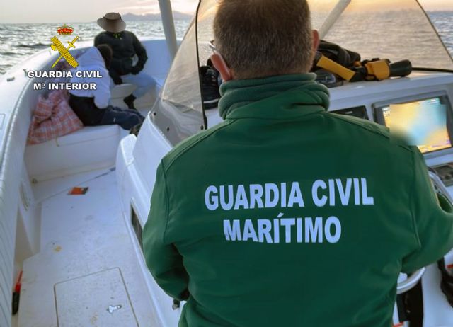 La Guardia Civil sorprende a cuatro personas a bordo de una embarcación robada el día anterior en Altea (Alicante)