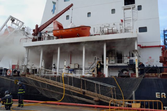 Bomberos de Cartagena intervienen en la extinción del incendio en un buque en el Muelle de Santa Lucía