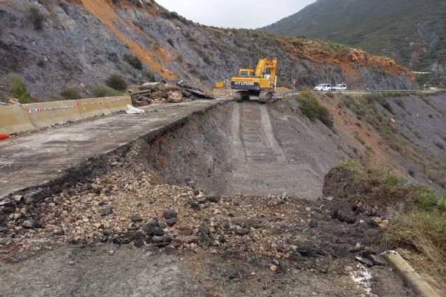 El arreglo de la carretera de Isla Plana que atraviesa las Cuestas del Cedacero concluirá en el mes de junio