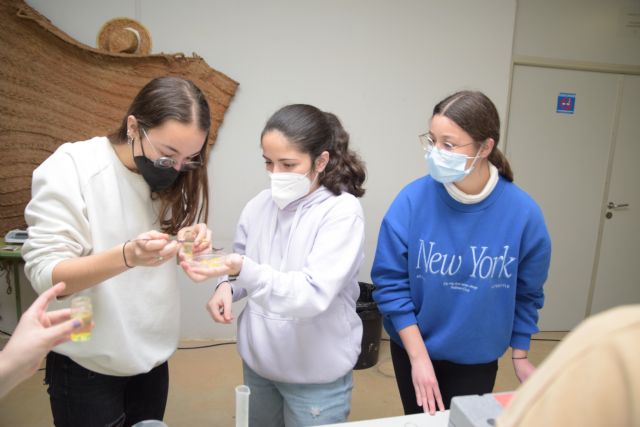 Estudiantes de bachillerato aprenden a hacer caviar de naranja, a elaborar vino y a regenerar purines en las Rutas Biotecnológicas
