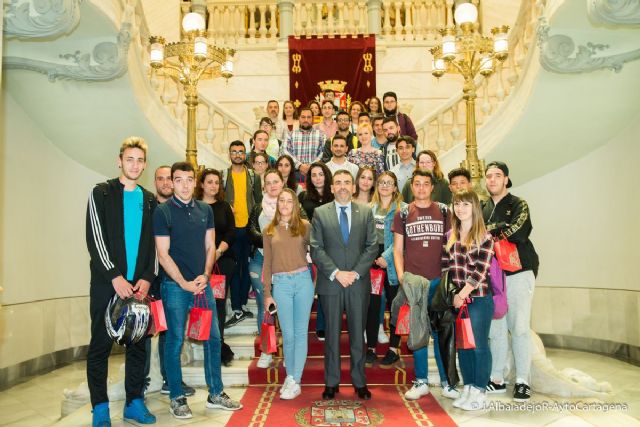 El alcalde acerca la realidad municipal a los estudiantes de Gestion Administrativa del centro ISEN