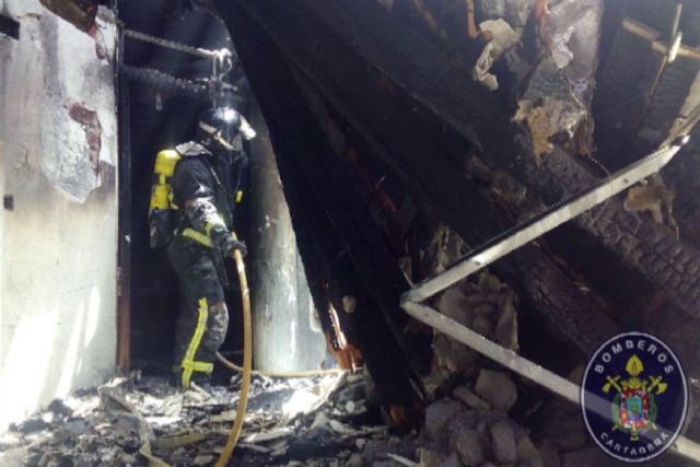 Un bombero resulta herido leve en un incendio de una nave abandonada de Santa Lucia
