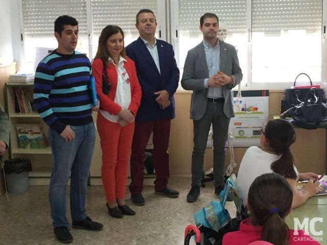 El compromiso de MC con la sostenibilidad lleva ochocientos ejemplares de ciprés cartagenero a los escolares de La Aljorra