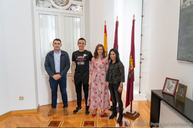 Los ganadores de la X Ruta de las Fortalezas, José Antonio Agüera e Irma Lorena Duchi, recibidos en el Palacio Consistorial