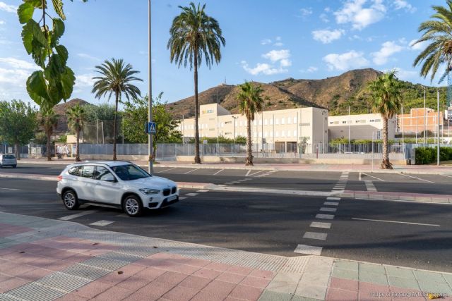 El colegio Atalaya tendrá el primer semáforo inteligente de Cartagena en el paso sobre la avenida del Cantón