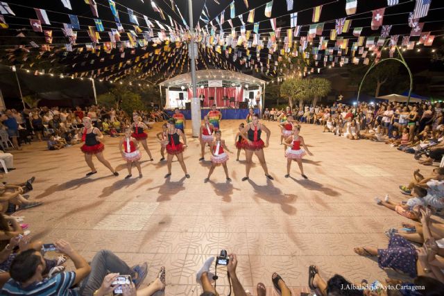 Música en directo, baile y jornadas de convivencia, en las fiestas de la Barriada Cuatro Santos