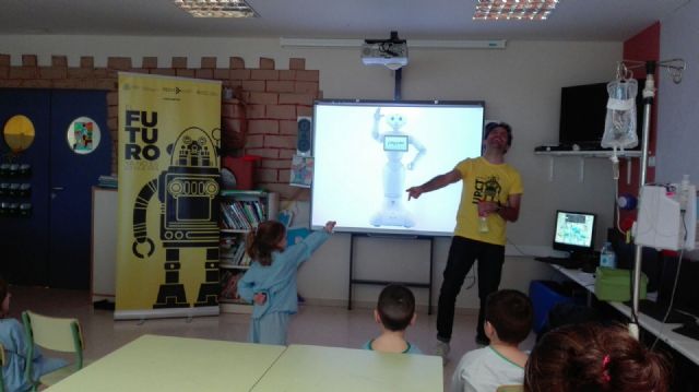 Vuelven los talleres de robótica e ingeniería de la Politécnica de Cartagena en las aulas hospitalarias
