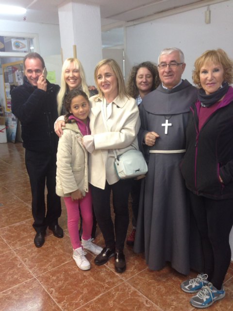 El “Padre Patera” con el grupo La Esperanza