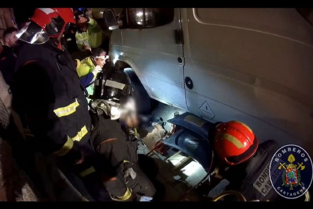 Rescatado un hombre que quedó atrapado bajo su furgoneta mientras la reparaba