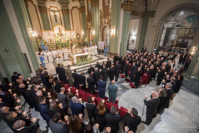 El Resurrexit congrego en Santa Maria de Gracia a cientos de cofrades