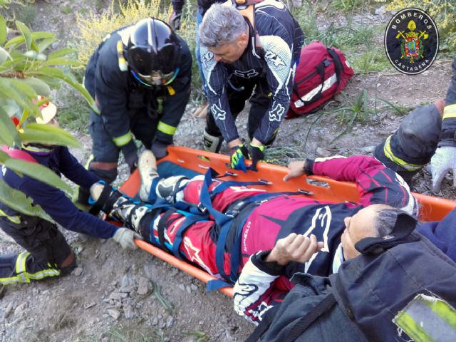 Bomberos de Cartagena rescatan a un motorista accidentando en el Monte del Pericon, en La Aljorra
