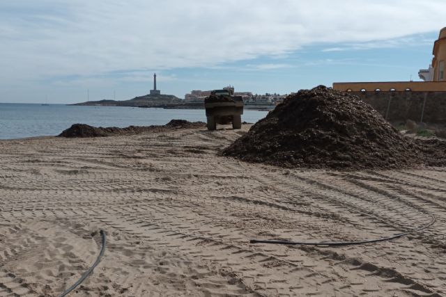 Cartagena ultima la puesta a punto de sus playas para Semana Santa