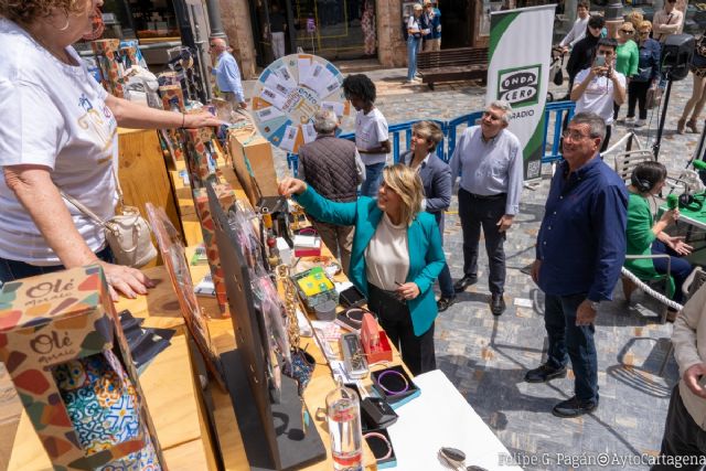 Los comercios del centro de Cartagena reparten 500 regalos para celebrar el Día de los Cascos Históricos de España
