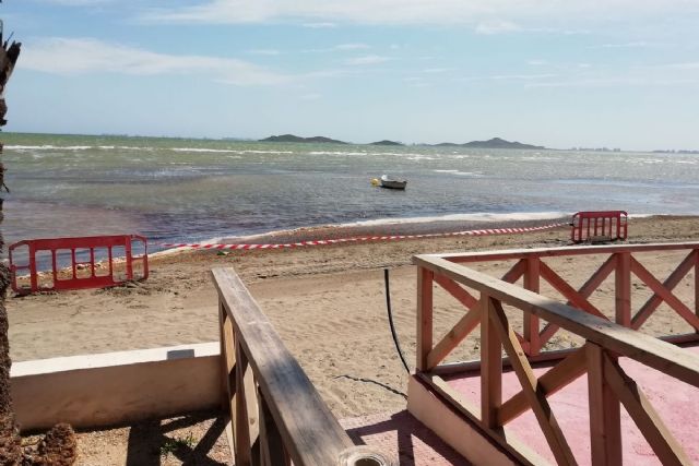 El Ayuntamiento baliza  en Los Urrutias y Punta Brava 8 puntos de acceso al mar con presencia de fangos