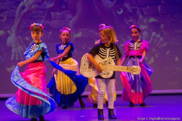 Más de 350 alumnos bailan en la XXVI Clausura de la Escuela Municipal de Danza
