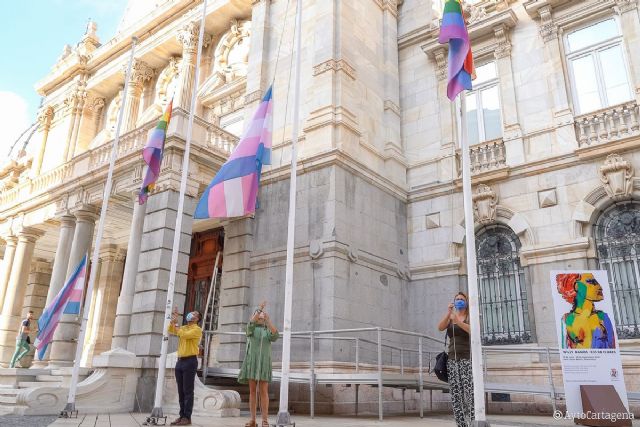La alcaldesa invita a engalanar los balcones y fachadas con distintivos LGTBI para celebrar el Día del Orgullo