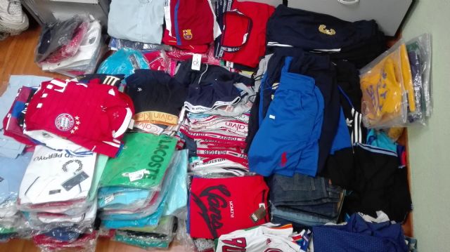 La Policía Local de Cartagena decomisa medio millar de productos de imitación en el mercadillo de Los Urrutias