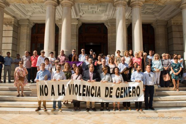 Concejales y diputados regionales se concentran a las puertas del Palacio Consistorial en repulsa del asesinato machista del lunes en Canteras