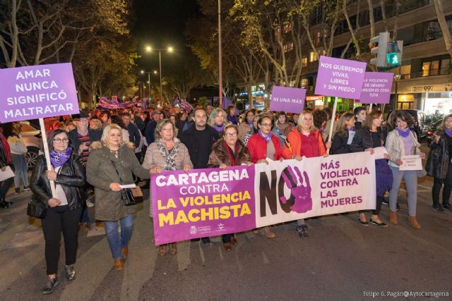 Más de un millar de personas se manifiestan en Cartagena contra la violencia hacia las mujeres