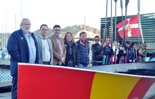 La Federación de Remo de la Región de Murcia cede una embarcación para el Club de Regatas