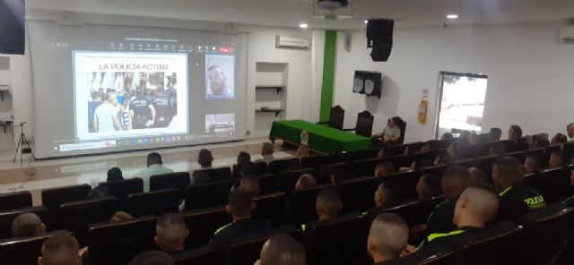 El criminólogo cartagenero Víctor Navarro imparte una conferencia online sobre la formación policial del siglo XXI a la escuela Gabriel González de Colombia