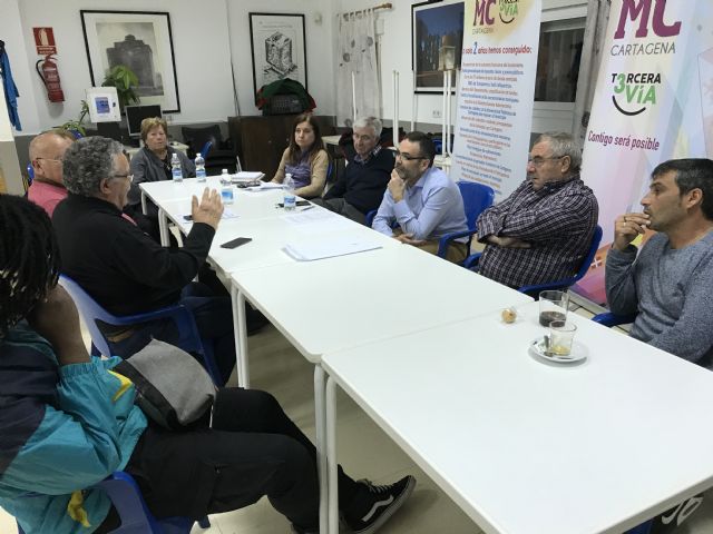 Vecinos y MC repasan las mejoras promovidas en Torreciega y San Ginés y trabajan en las prioridades de futuro