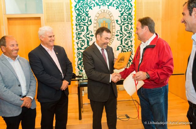 El alcalde recibe la Metopa Latina por su defensa de los deportes autoctonos