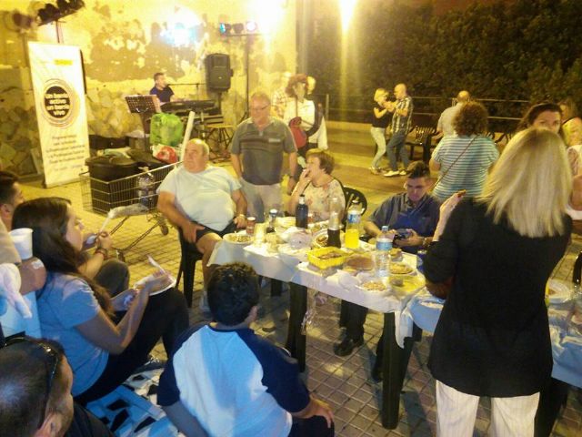 Noche de hogueras entre vecinos con la Coordinadora de Asociaciones de San Antón