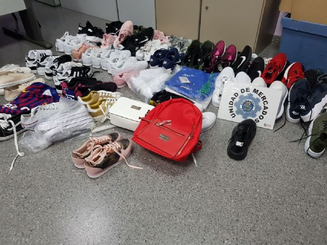 La Policía Local decomisa 67 productos falsificados en el mercadillo del Cénit
