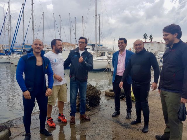 Un total de 50 participantes en la primera jornada de limpieza de los fondos del puerto deportivo y pesquero de Cabo de Palos