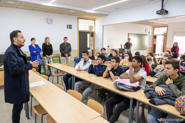 Alumnos de cuarto curso del IES Ben Arabí aprenden a realizar su curriculum vitae a través del Programa de Intervención Socioeducativa ¿Vienes o voy?