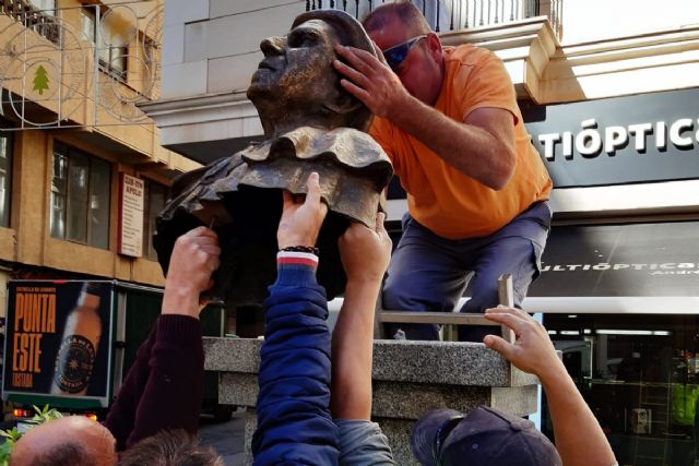 El Ayuntamiento de Cartagena restaura el busto del pintor Vicente Ros