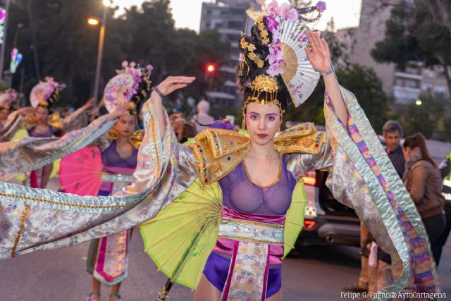 La alcaldesa anima a ciudadanos y comerciantes a vivir el Carnaval cartagenero engalanando la ciudad
