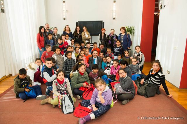 Mas de medio centenar de escolares del colegio Anibal de Los Mateos visitan al alcalde en el Palacio Consistorial