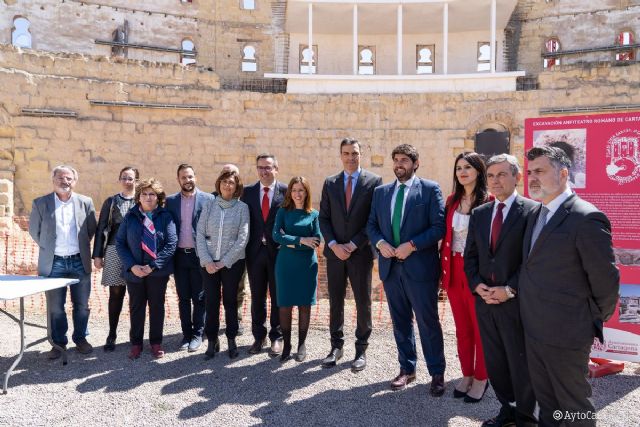 El presidente del Gobierno visita el Palacio Consistorial y el Anfiteatro Romano