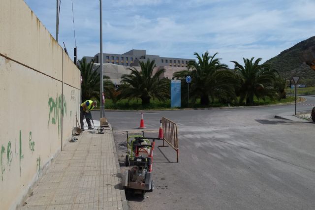 Infraestructuras instala alumbrado led en la rotonda de acceso al Hospital de Santa Lucía