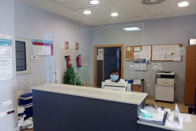 El Ayuntamiento instala mamparas de protección en los consultorios médicos de la comarca